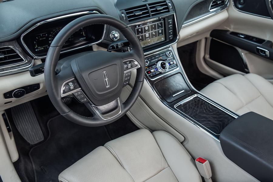 Интерьер Lincoln Continental 3.0T AWD 2016 года  (CN) (фото 4 из 40)